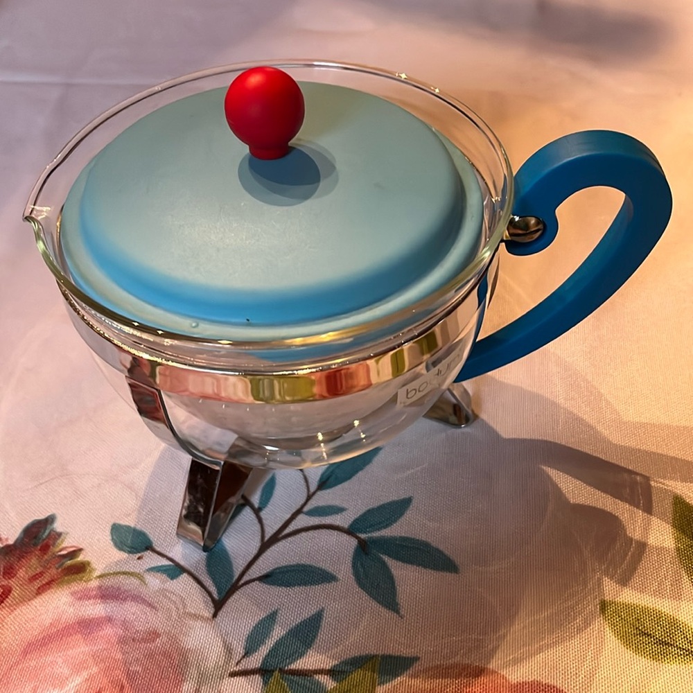 Bodum Glass Teapot with Sky Blue Lid & Red Knob. Ideal for tea lovers. EUC.